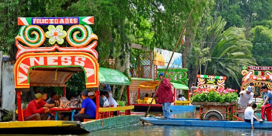 Bunte Trajinera Boote auf dem See in Xochimilco Mexiko.