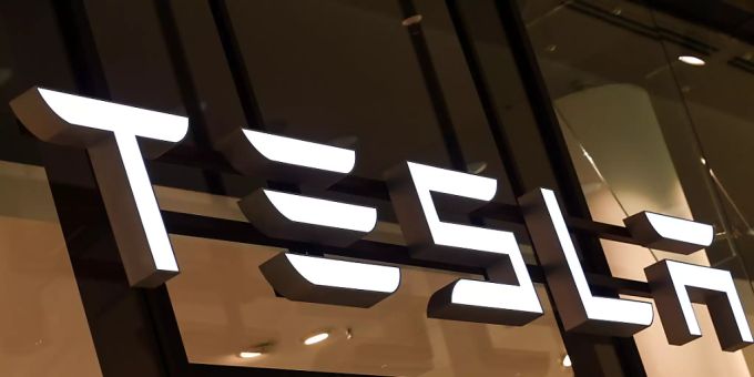 Der Autobauer Tesla hat die Finanzmärkte mit gemischten Quartalszahlen und einem vagen Ausblick enttäuscht. (Archivbild) Der Autobauer Tesla hat die Finanzmärkte mit gemischten Quartalszahlen und einem vagen Ausblick enttäuscht. (Archivbild)
