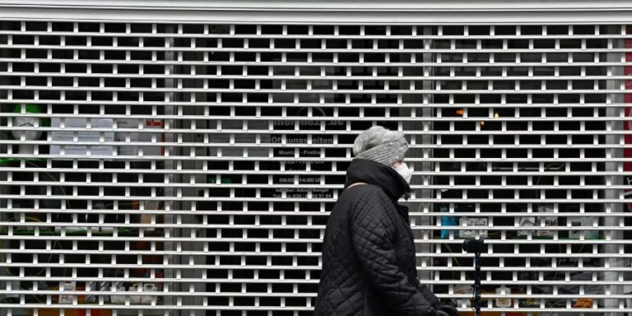 Frau vor geschlossenem Geschäft in Berlin