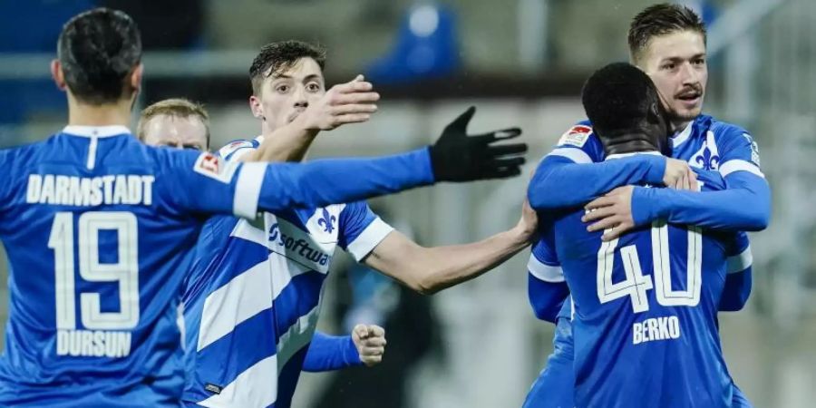 Die Darmstädter feiern den Sieg gegen den SV Sandhausen. Foto: Uwe Anspach/dpa