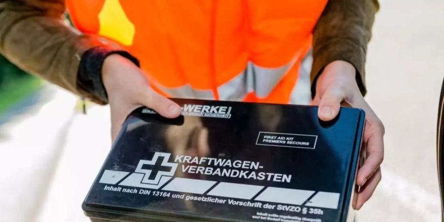 Wenn man eine Makse trägt, ist das Corona-Infektionsrisiko bei Erste-Hilfe-Massnahmen laut DRK relativ gering. Foto: Markus Scholz/dpa-tmn