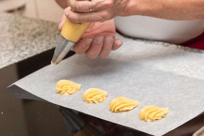 Hälse und Flügel werden blind gebacken und anschliessend mit Rahm und Crème Parissiere gefüllt.