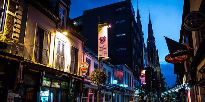 Eine Kneipenstrasse in Eindhoven. Niederlande Lockdown