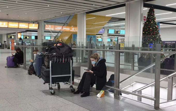 Eine Reisende wartet am Flughafen Gatwick in Grossbritannien. Der Flugverkehr zwischen der UK und der Schweiz wurde bis auf Weiteres eingestellt. Grossbritannien Coronavirus Flughafen