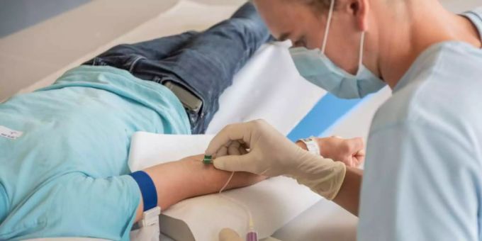 Eine Fachkraft entnimmt einem Schüler eine Blutprobe: Acht Prozent von 2500 getesteten Zürcher Schulkindern wiesen bis Oktober Antikörper gegen das Coronavirus auf. Fachkraft