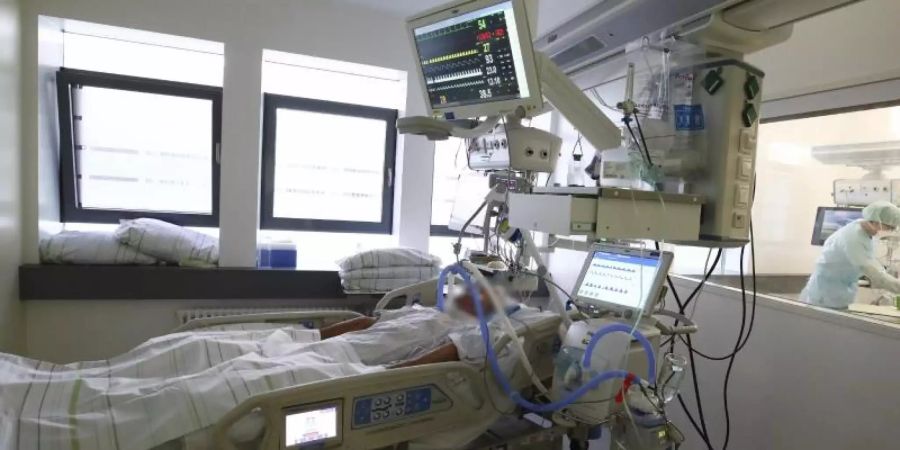 Immer mehr Covid-19-Patienten werden auf Intensivstationen behandelt. Und Experten rechnen mit einer Zunahme bis Mitte Januar. Foto: Bodo Schackow/dpa-zentralbild/dpa