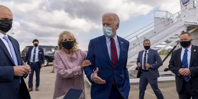Jill Biden und ihr Ehemann Joe Biden auf dem Weg zu einer Wahlkampfveranstaltung. (Archivbild) YE Top Photos 2020