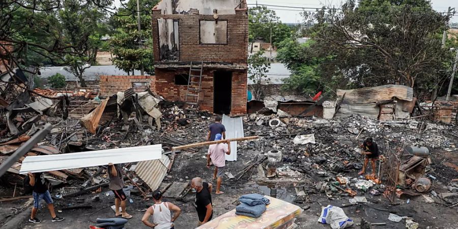 Ein Grossbrand hat am Weihnachtstag in Asuncion, der Hauptstadt Paraguays, Dutzende Häuser vernichtet. Zahlreiche Häuser brannten bis auf die Grundmauern nieder.