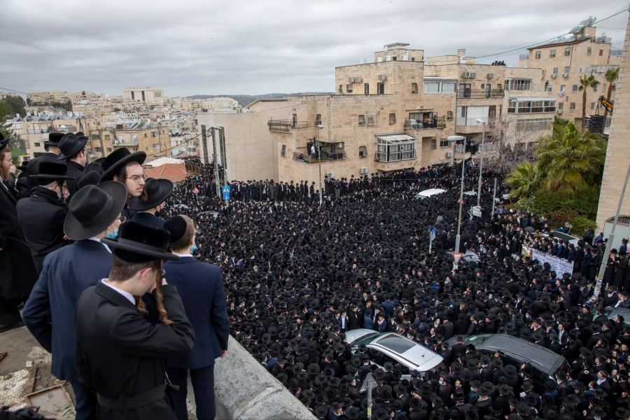 Tausende ultraorthodoxe Juden nehmen an der Beerdigung des Rabbiners Meshulam Dovid Soloveitchik teil. Die Massenzeremonie fand trotz der coronabedingten Verbote für grosse öffentliche Versammlungen am 31.01.2021 statt.