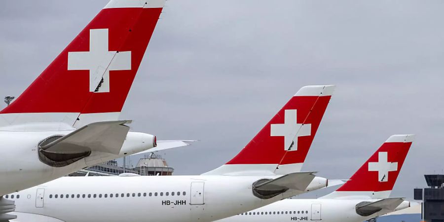 Die Swiss reduziert im Februar wegen den verschärften Reiserestriktionen in der Schweiz den Flugbetrieb massiv. Vor allem der Flughafen Genf ist davon betroffen.(Archivbild)