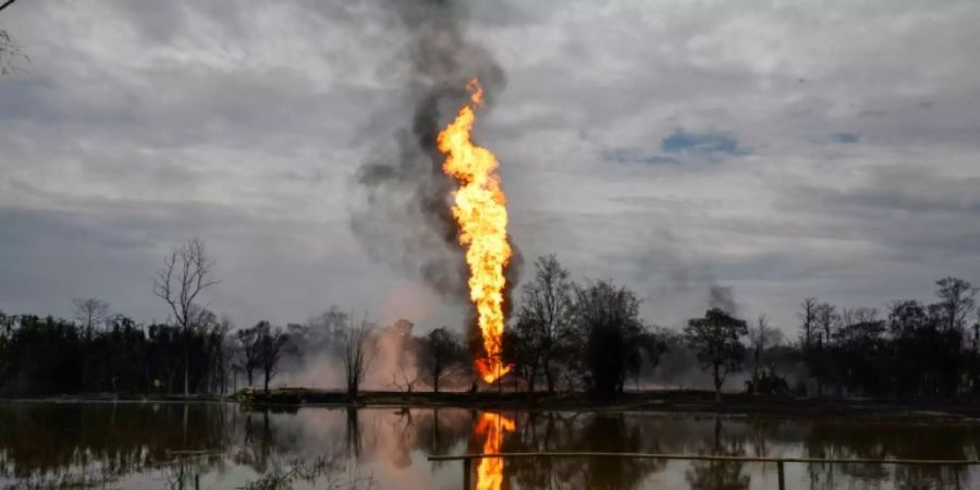 Feuer über dem Bohrloch im Nordosten Indiens