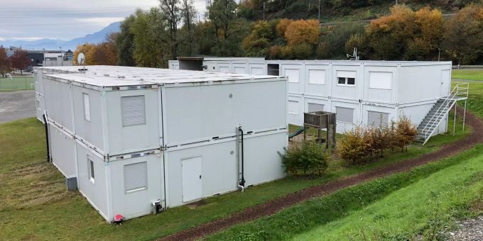 Die bestehende Asylunterkunft des Bezirks Küssnacht auf dem hinteren Teil des Areals Sportzentrum Luterbach in Küssnacht.