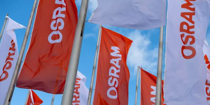 Flaggen mit dem Logo von Osram wehen vor Beginn der Hauptversammlung von Osram im Kongresszentrum der Messe im Wind. Osram