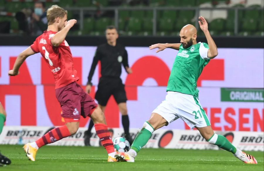 Ömer Toprak (r.) von Werder Bremen kämpft mit Kölns Sebastian Andersson (l.) um den Ball.