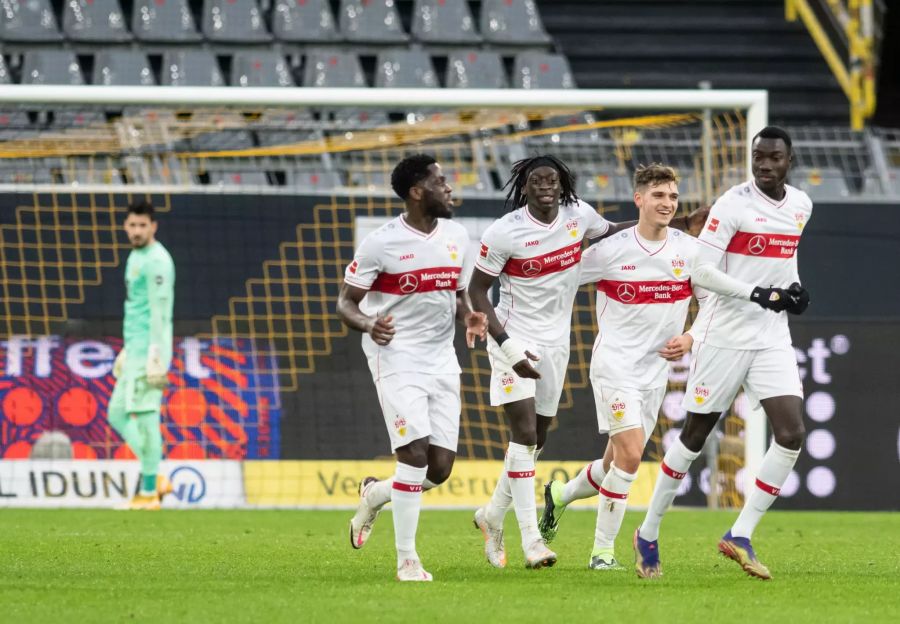 Die Stuttgarter bejubeln den 1:0-Führungstreffer.