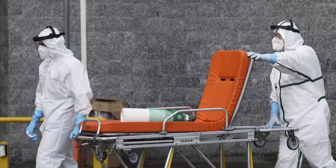 Sanitäter schieben eine Trage und eine Sauerstoffflasche in einen Krankenwagen vor der Erste-Hilfe-Abteilung des Cardarelli-Krankenhauses in Neapel. Corona italien