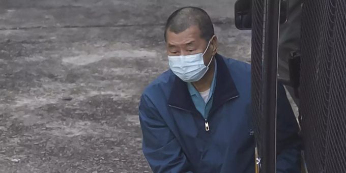 Jimmy Lai, Medienunternehmer, Herausgeber der Hongkonger Zeitung «Apple Daily» und pro-demokratischer Aktivist, wird von Beamten des Strafvollzugs in Handschellen aus einem Gefangenentransporter heraus ins Gefängnis begleitet. Er soll gegen Coronaauflagen verstossen haben. gefängnis
