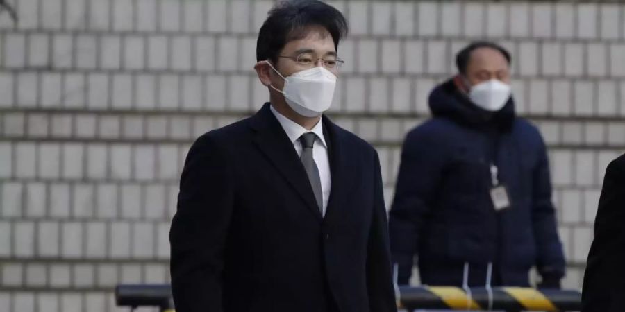 Lee habe vor Gericht sein Verhalten bedauert und versprochen, «ein neues Samsung» zu schaffen, berichtete die Nachrichtenagentur Yonhap. Foto: Lee Jin-Man/AP/dpa