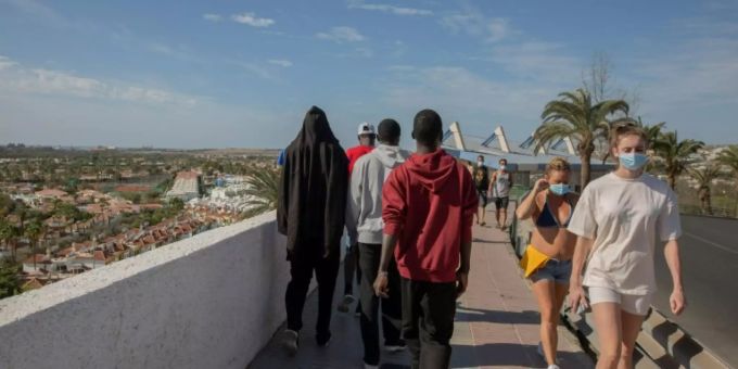 Migranten zwischen Touristen auf Gran Canaria Migranten zwischen Touristen auf Gran Canaria