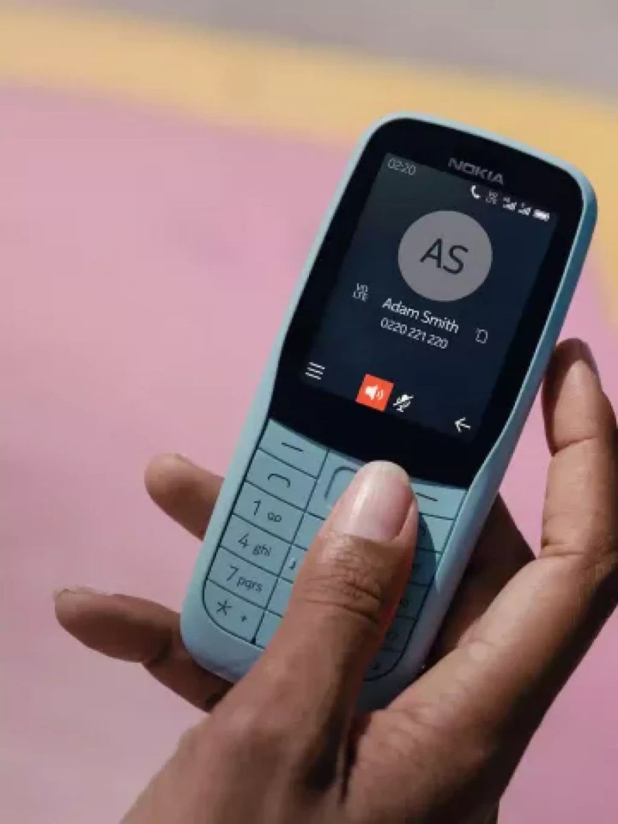 Das Nokia 220 kommt mit 4G-Unterstützung und Retrodesign. Kostenpunkt: Rund 60 Franken. Die Kamera an Bord ist mit ihren 0,3 Megapixeln eher symbolisch gemeint.