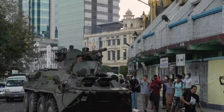 Panzer des myanmarischen Militärs fahren in der Innenstadt von Rangun. Foto: Thet Htoo/ZUMA Wire/dpa