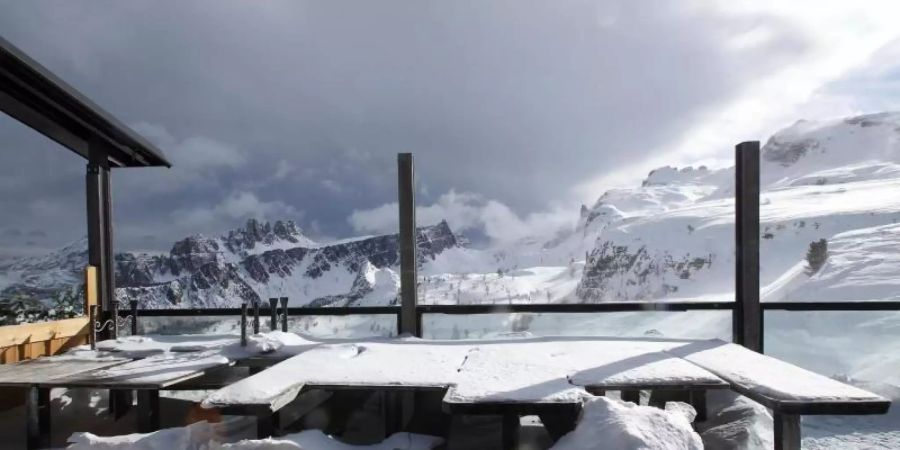 Einen Tag vor der geplanten Öffnung vieler Skiregionen hat Italiens Regierung aus Sorge vor den neuen Coronavirus-Varianten den Start wieder gestoppt. Foto: Antonio Calanni/AP/dpa