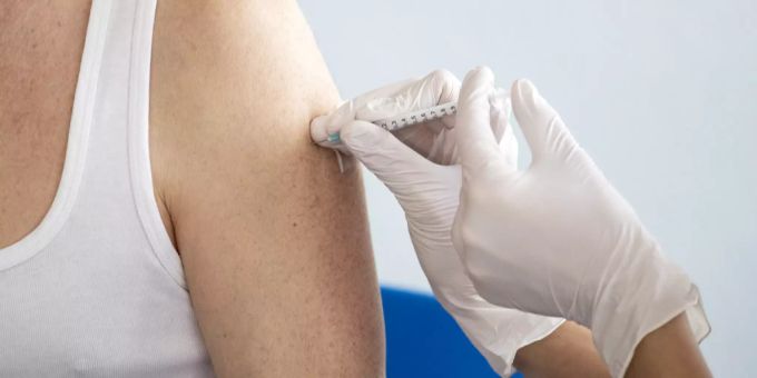 Eine Person lässt sich gegen das Coronavirus impfen. coronavirus impfung