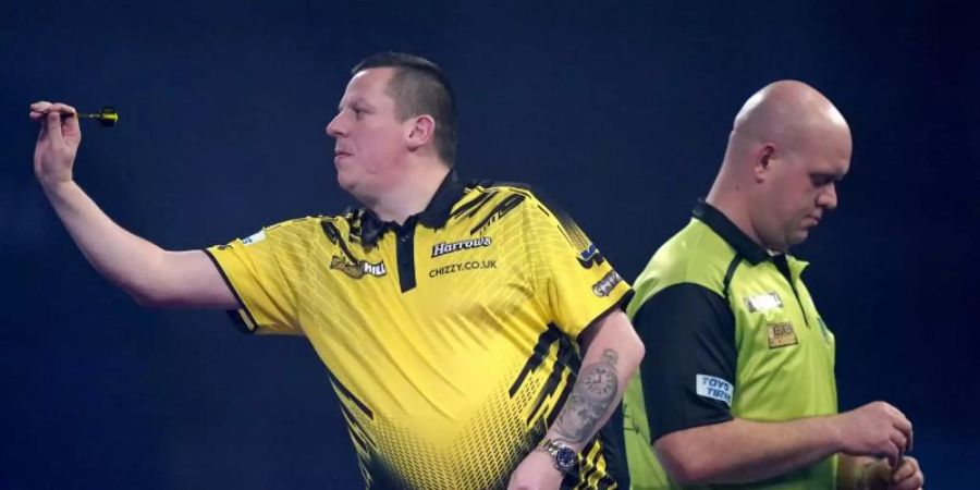 Michael van Gerwen (r) verlor gegen Dave Chisnall. Foto: John Walton/PA Wire/dpa