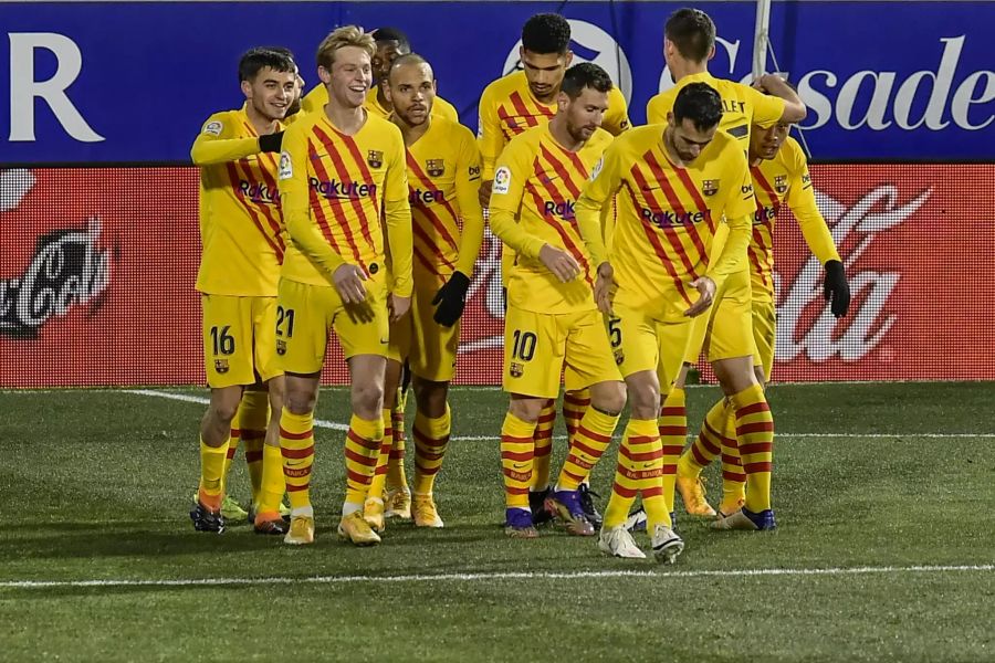Die Spieler des FC Barcelona bejubeln das 1:0 durch Frenkie De Jong.