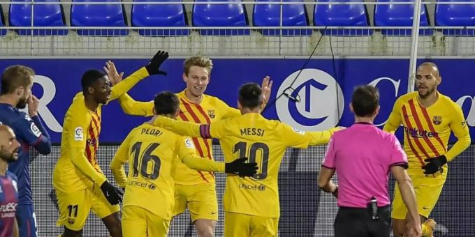 Der FC Barcelona hält dank des Sieges Anschluss an die Champions-League-Plätze. Foto: Alvaro Barrientos/AP/dpa Der FC Barcelona hält dank des Sieges Anschluss an die Champions-League-Plätze. Foto: Alvaro Barrientos/AP/dpa