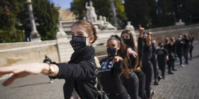 Tänzerinnen und Angestellte von Theatern protestieren gegen die Massnahmen der Regierung zur Eindämmung der Corona-Pandemie (Archivbild). Kultur