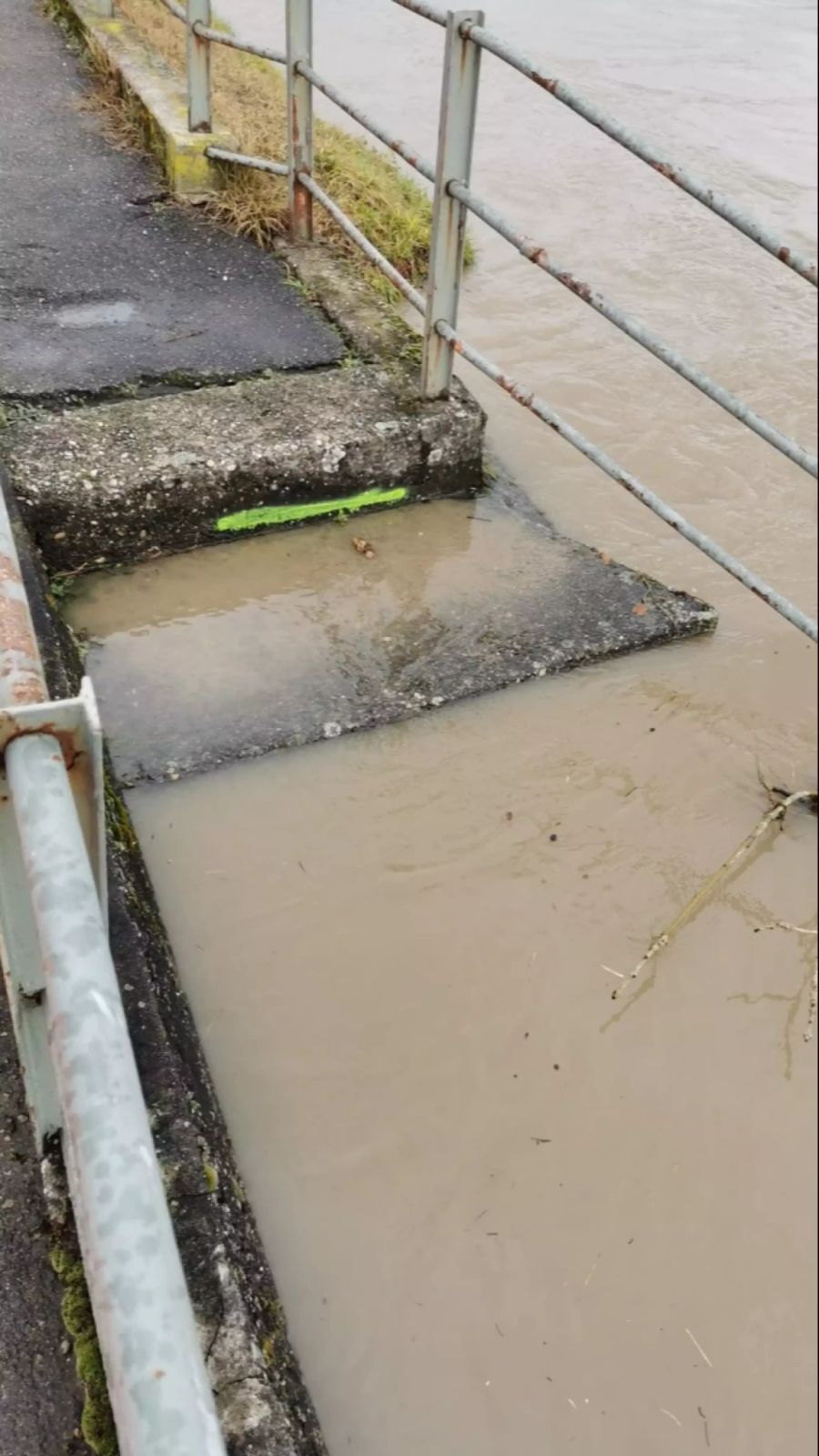 Der Wasserstand steigt auf eine kritische Höhe. Hier zu sehen: Eine flussnahe Treppe.
