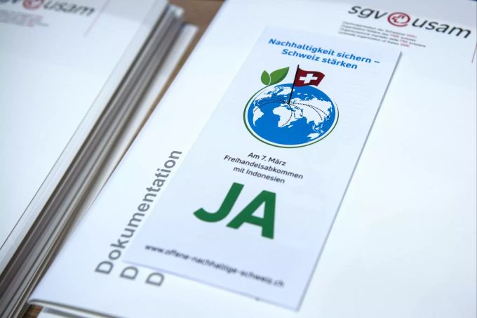 Ein Flyer vom überparteilichen Komitee liegt auf an einer Medienkonferenz zum Freihandelsabkommen mit Indonesien. Indonesien-Abkommen