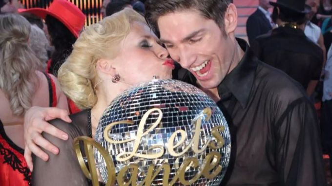 Maite Kelly und Tanzprofi Christian Polanc mit dem «Let's Dance»-Pokal. Maite Kelly