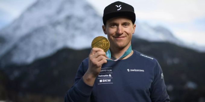 Nevin Galmarini posiert mit seiner Goldmedaille 2018. Nevin Galmarini