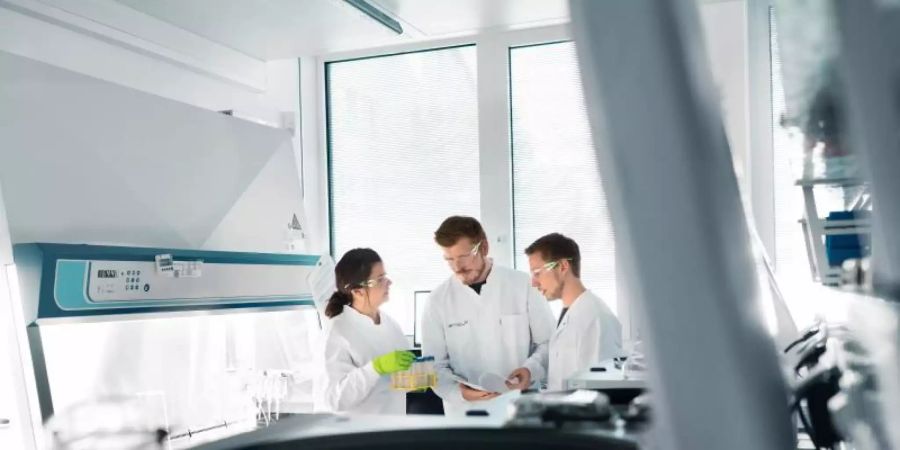 Biontech-Mitarbeiter im Labor. Das Mainzer Unternehmen hat bei der US-Arzneimittelbehörde eine Notfallzulassung für seinen Corona-Impfstoff beantragt. Foto: Stefan Albrecht/Biontech/dpa