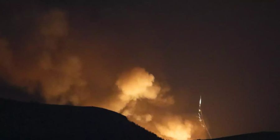 Explosionen sind hinter einem Bergkamm während eines militärischen Konflikts zu sehen. Die Kämpfe im Konflikt um die Südkaukasusregion Berg-Karabach gehen weiter. Foto: Uncredited/AP/dpa