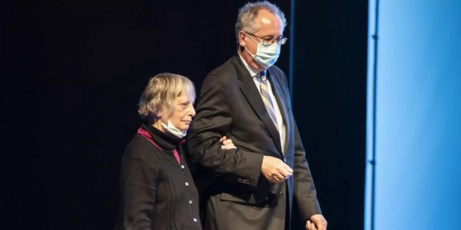 Ernst Osterkamp, Präsident der deutschen Akademie für Sprache und Dichtung, geleitet Elke Erb auf die Bühne. Foto: Frank Rumpenhorst/dpa