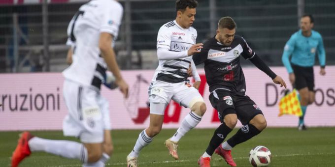 Der FC Basel und Lugano liefern sich im Cornaredo ein umkämpftes Spiel. FC Basel