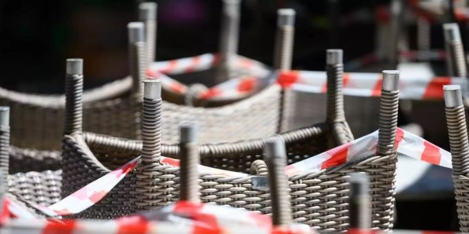 Der Bund will die Restaurants mindestens bis April schliessen – vielen passt das nicht. Jetzt schaltet sich ein Gewerkschafts-Bündnis ein. Restaurant