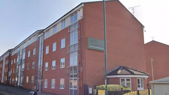 In solchen Wohnheimen leben viele britische Studenten. Viele Jugendliche im Vereinigten Königreich kommen aus Schulen, in denen Jungen und Mädchen getrennt sind, und die – vor allem, wenn es Internate sind – wenig Kontakt zum anderen Geschlecht bieten.