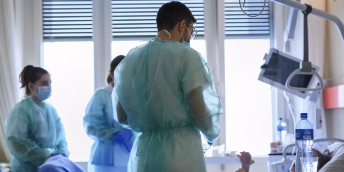 Das Spital Bülach hat einen leichten Anstieg der körperlichen Gewalt festgestellt. (Symbolbild) Pflegepersonal