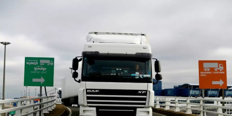 Lkw im Hafen von Calais am 1. Januar