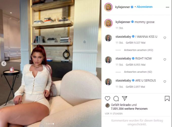 Ganz offensichtlich zeigt Kylie Jenner ihre grosse Narbe am Bein. Kylie Jenner