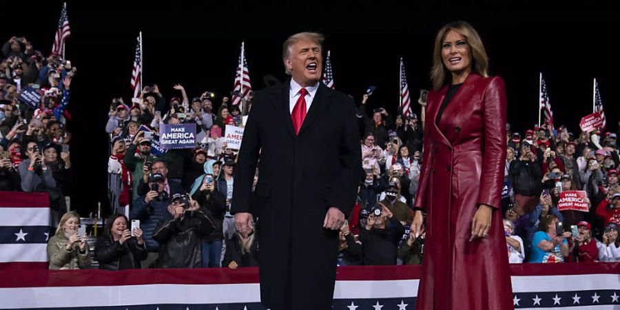 US-Präsident Donald Trump und First Lady Melania Trump nehmen an einer Kundgebung für die Wiederwahl der beiden republikanischen Senatoren D. Perdue und K. Loeffler in Georgia teil. Foto: Evan Vucci/AP/dpa