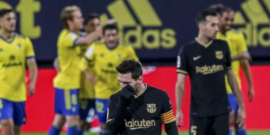 Die Startruppe um Lionel Messi (M.) verlor beim FC Cádiz. Foto: Alvaro Rivero/AP/dpa