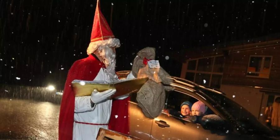 Nikolaus-Drive-in im bayerischen Rettenberg. Foto: Karl-Josef Hildenbrand/dpa