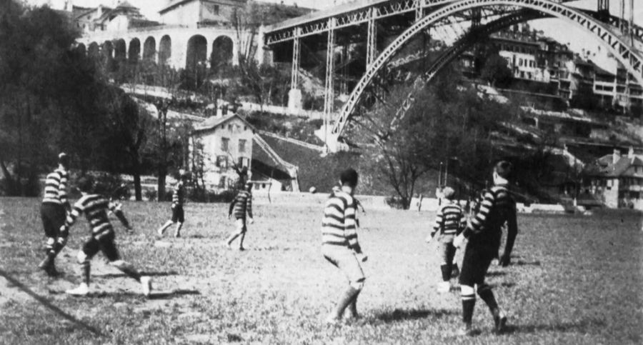 Die Mannschaft der Berner Young Boys trainieren auf dem Schwellenmätteli, unterhalb der Kirchenfeldbrücke in Bern, in der Saison 1899/1900.