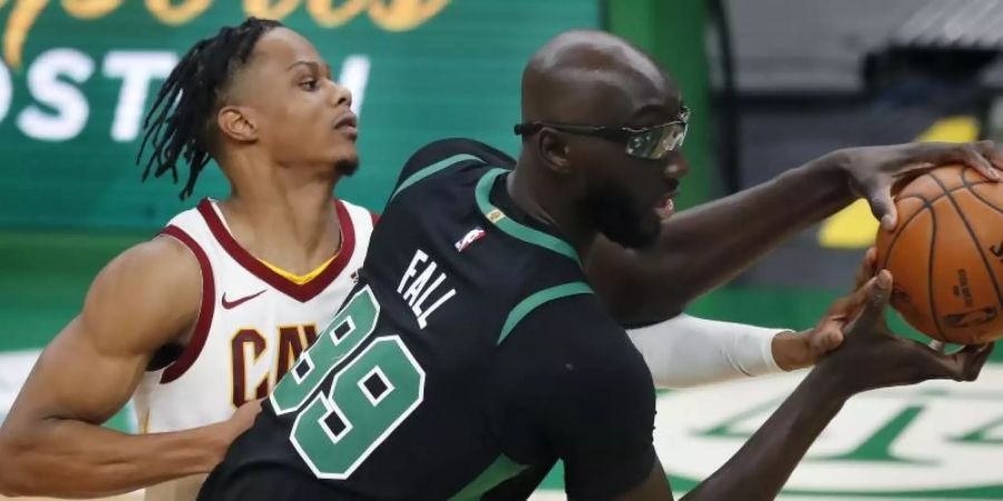Tacko Fall (r) von den Boston Celtics und Isaac Okoro von den Cleveland Cavaliers in Aktion. Foto: Michael Dwyer/AP/dpa