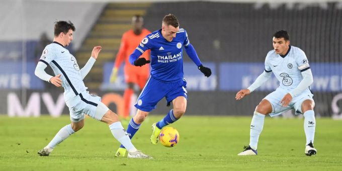 Jamie Vardy (m.) von Leicester City im Einsatz gegen den FC Chelsea. Leicester City Chelsea FC